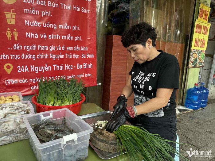 Quán bún hải sản ở phố Nguyễn Thái Học cách Lăng Bác không quá xa. Ảnh: Minh Bảo, Linh Trang