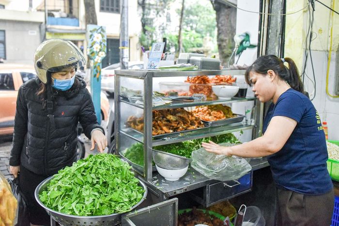Bún cá Văn cũng là quán ăn ngon, được xem như địa chỉ ẩm thực uy tín ở Hà Nội. Ảnh: Linh Trang