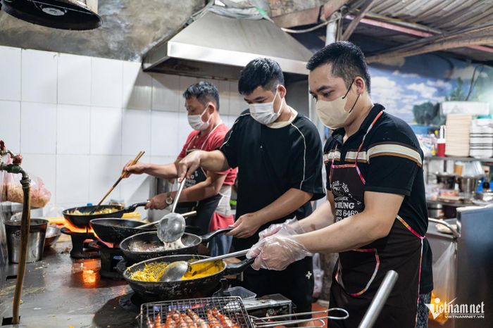 Quán ốc dì Tú hút khách với thực đơn đa dạng, có nhiều món hải sản tươi ngon. Ảnh: Nguyễn Huy