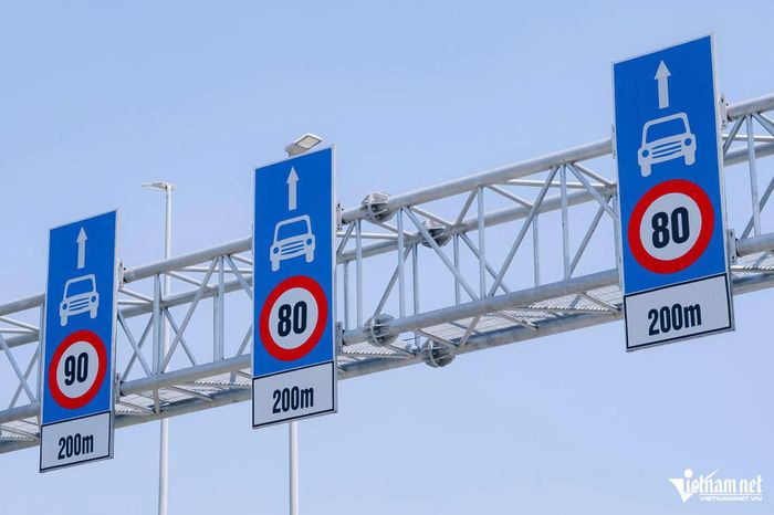 Hệ thống biển báo trên cầu Nhật Tân. Ảnh: Đình Hiếu