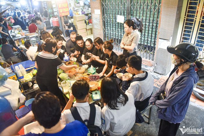 Các món ăn ở ngõ Đồng Xuân khá đa dạng, giá thành phải chăng. Với khoảng 100.000 – 150.000 đồng, du khách có thể ăn no bụng. Ảnh: Linh Trang