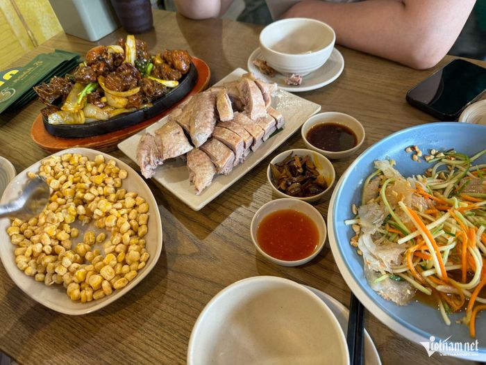 Một số món ngon ở phố ẩm thực Nguyễn Văn Tuyết. Ảnh: Thảo Trinh