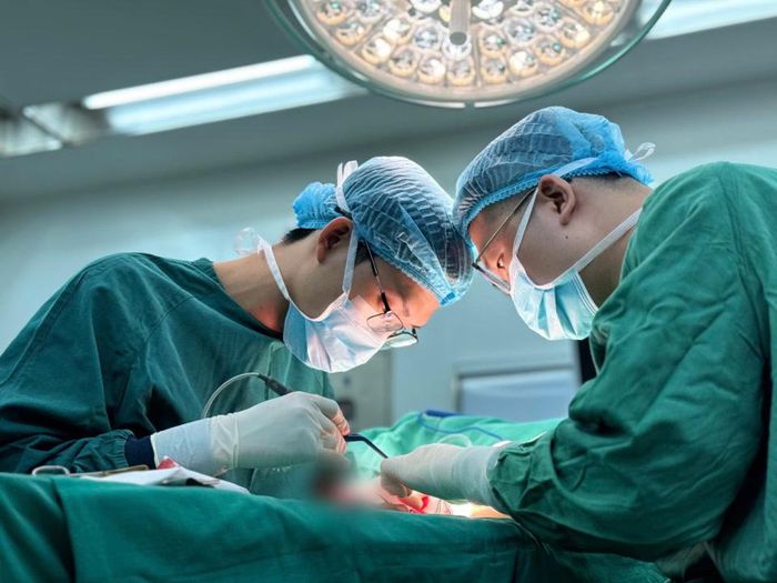 Bác sĩ mổ cho bệnh nhân. Ảnh: BVCC.
