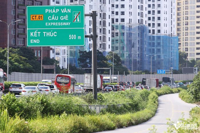 Phương tiện bị ùn tắc cục bộ tại đoạn cuối cao tốc. Ảnh: Đình Hiếu