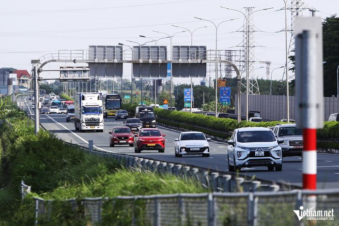Lượng phương tiện dồn về đoạn cuối cao tốc, hướng vào Hà Nội tăng cao. Ảnh: Đình Hiếu