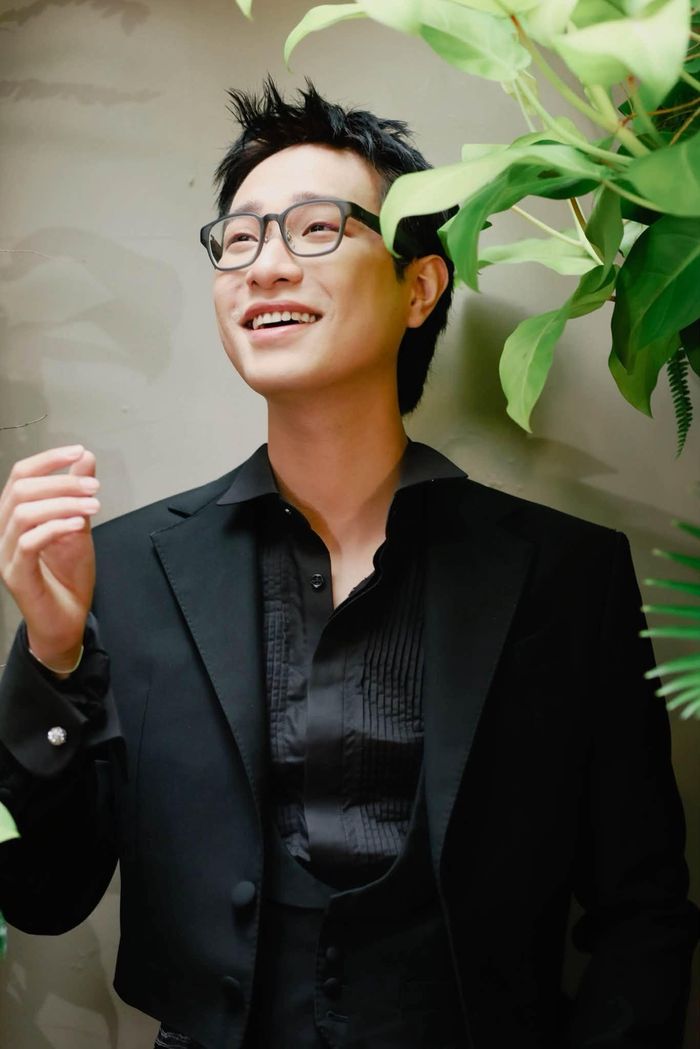 Ca sĩ Hà An Huy thanh lịch.