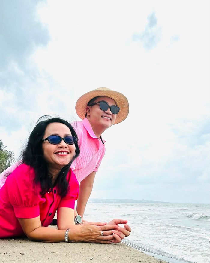 Nghệ sĩ Đại Nghĩa và Ái Như đi chơi biển.