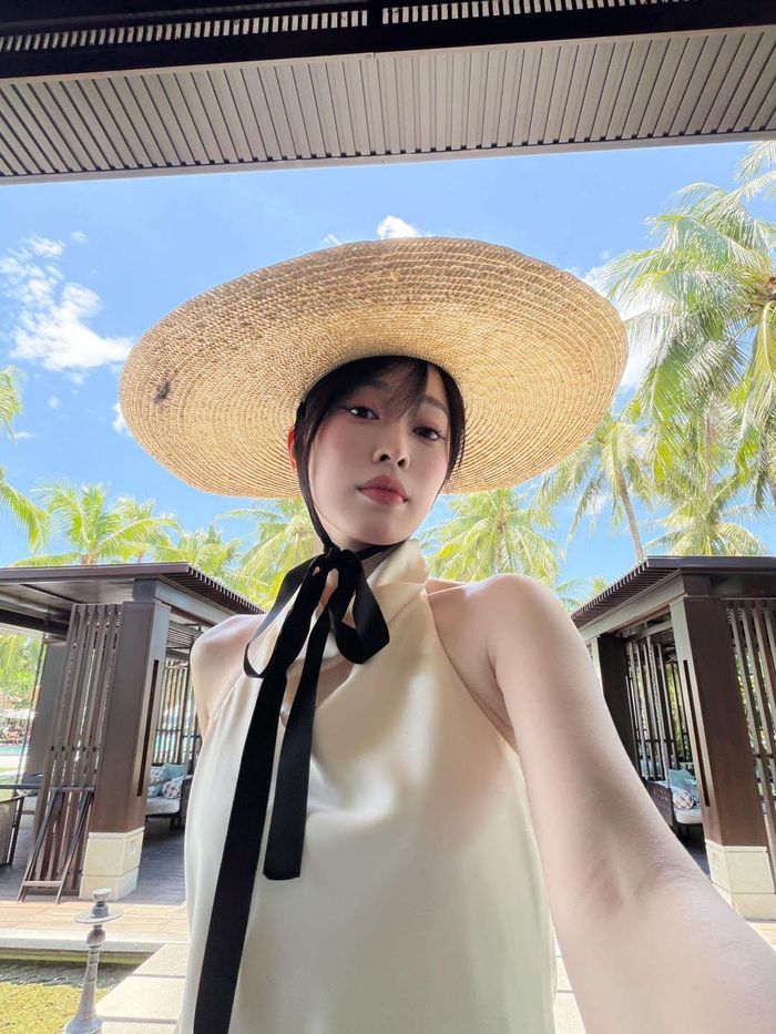 Á hậu Phương Nga đi du lịch.