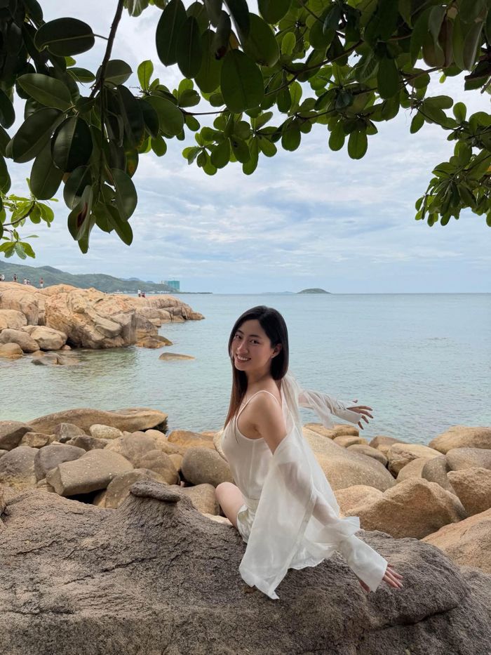 Hoa hậu Lương Thùy Linh thả mình vào cảnh sắc ở Hòn Chồng, Khánh Hòa.