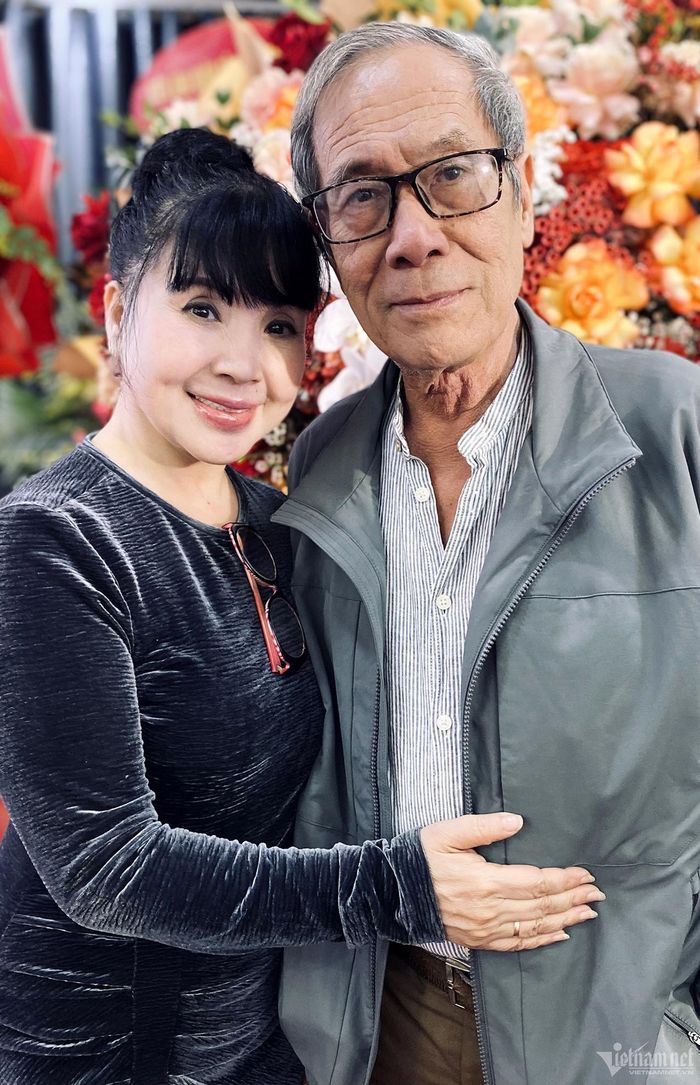 Vợ chồng NSND Lan Hương sát cánh tại sự kiện. Ảnh: Quỳnh An 