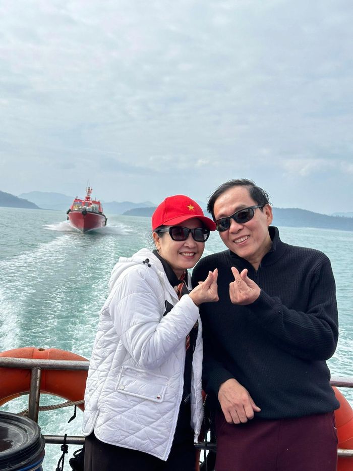 NSƯT Đỗ Kỷ luôn tháp tùng vợ trong mọi chuyến đi.
