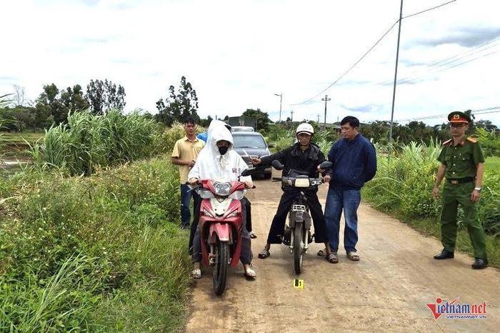 Lê Minh Khánh Vinh (áo khoác đen) tại buổi dựng hiện trường. Ảnh: SĐ