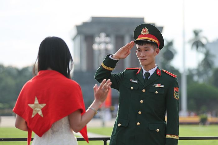 Rất nhiều gia đình, các bạn trẻ chụp ảnh lưu niệm bên Lăng Bác nhân dịp nghỉ dài ngày.