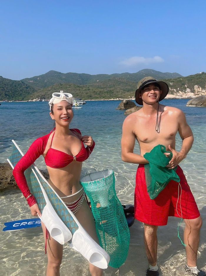 Phạm Kiên luôn tháp tùng bạn gái trong mọi chuyến đi.