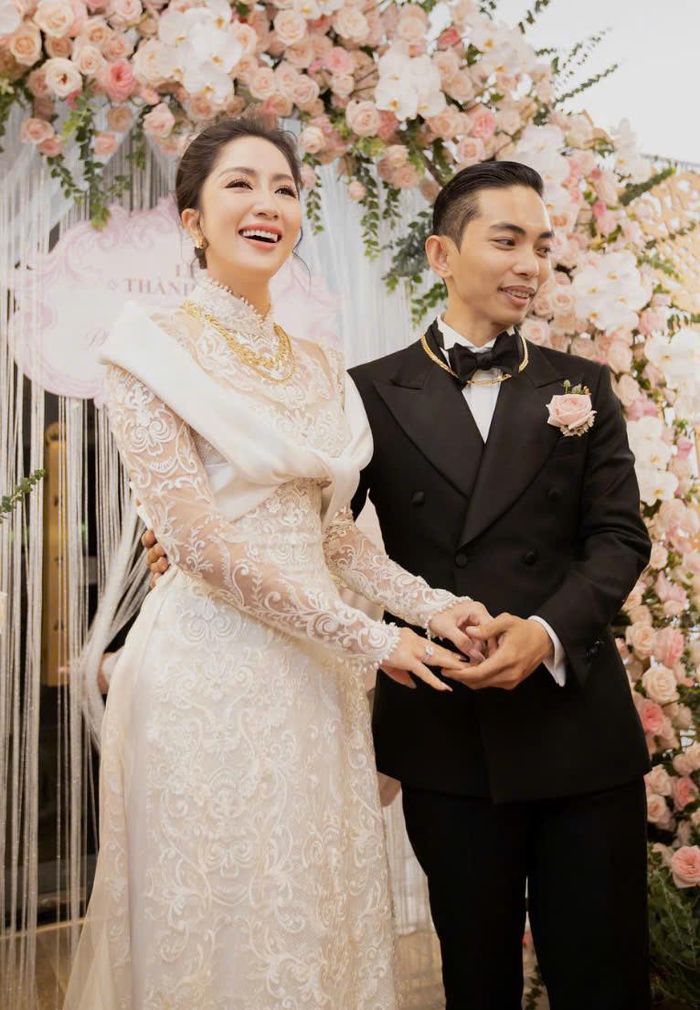 Khánh Thi và Phan Hiển trong lễ cưới.