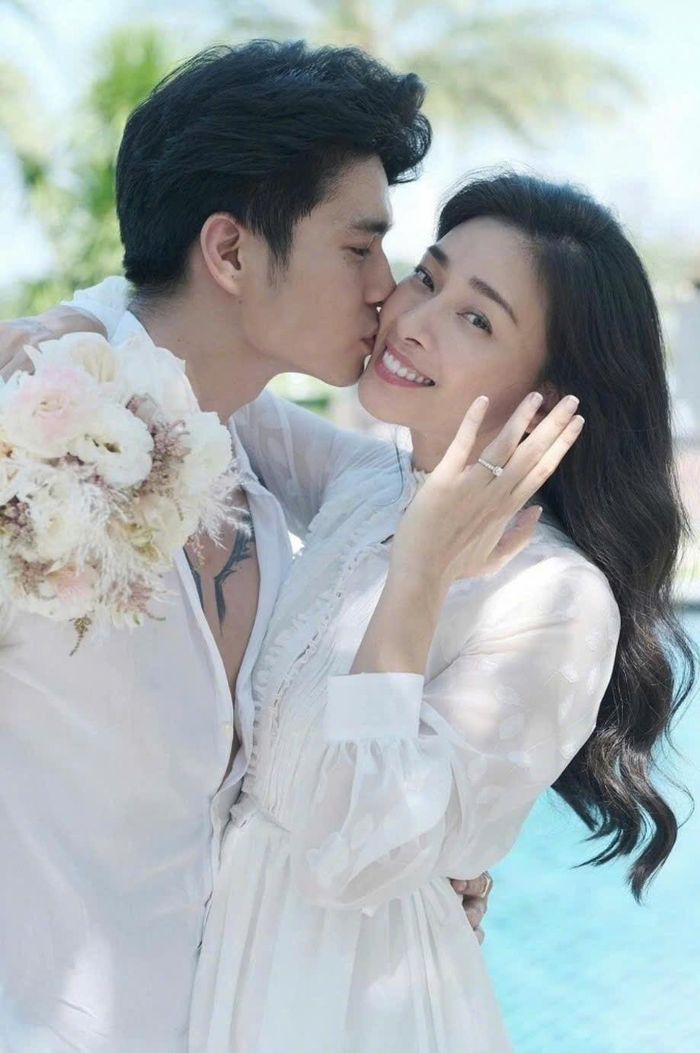 Ngô Thanh Vân rạng rỡ bên chồng.