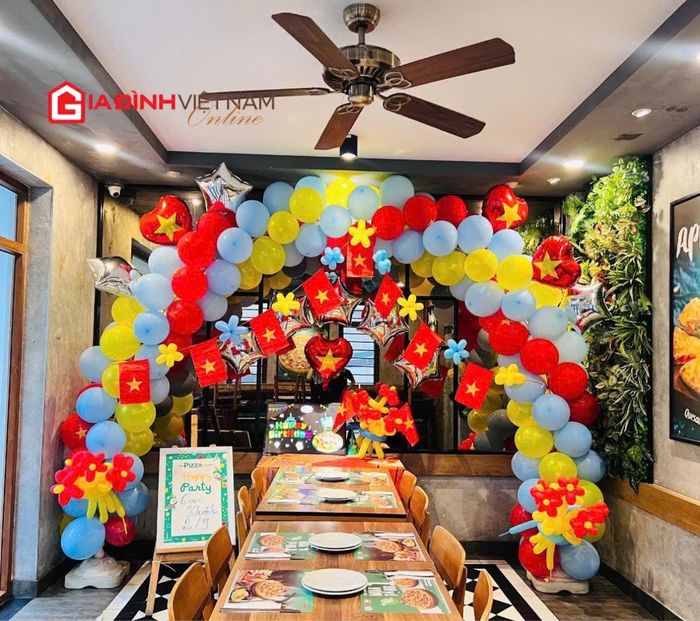 Một nhà hàng pizza ở Hải Phòng trang trí lá cờ, bóng bay hưởng ứng ngày 2/9