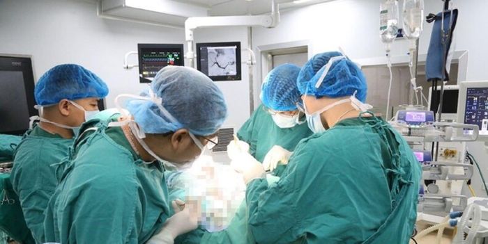 Các bác sĩ tiến hành phẫu thuật cho bệnh nhân.