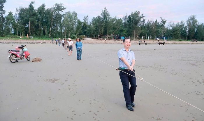 Chủ tịch UBND phường Tĩnh Gia Đặng Văn Quang "thử" làm ngư dân kéo rùng trên biển Hải Hòa