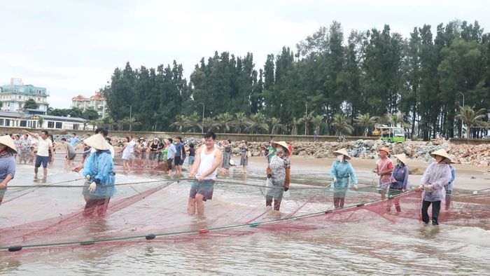 Ông Lê Xuân Hoàn (áo may ô trắng) "nhập vai" ngư dân tham gia kéo rùng