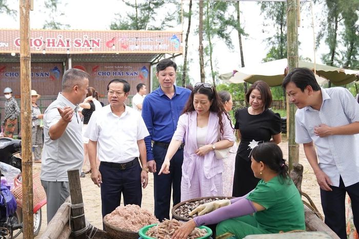 Ông Lê Văn Trung, Giám đốc Sở Văn hóa - Thể thao và Du lịch Thanh Hóa cùng lãnh đạo phường Nam Sầm Sơn đi chợ hải sản