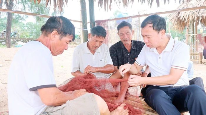 Chủ tịch UBND phường Tĩnh Gia trải nghiệm đan lưới cùng ngư dân