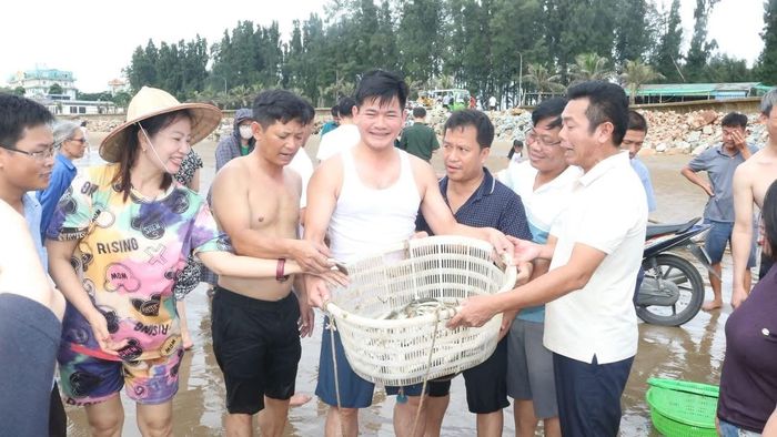 Ông Lê Xuân Hoàn cho biết, việc trực tiếp tham gia đánh bắt giúp cán bộ địa phương cảm nhận rõ hơn sức hút của sản phẩm du lịch mới, đồng thời tạo hiệu ứng lan tỏa, khuyến khích người dân cùng tham gia làm du lịch.