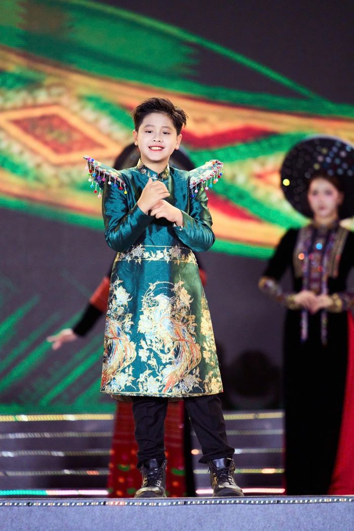 Các model kid mang đến nguồn năng lượng mới mẻ, góp phần đưa văn hóa truyền thống đến gần hơn với thế hệ trẻ.