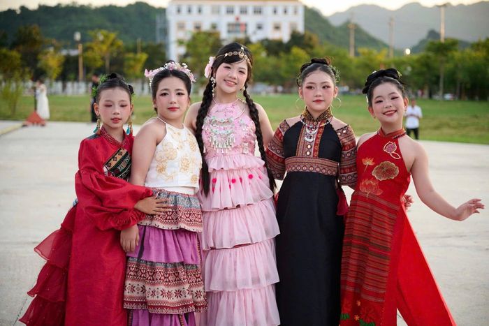 Các model kid của CLB Di sản Áo dài Hải Phòng.