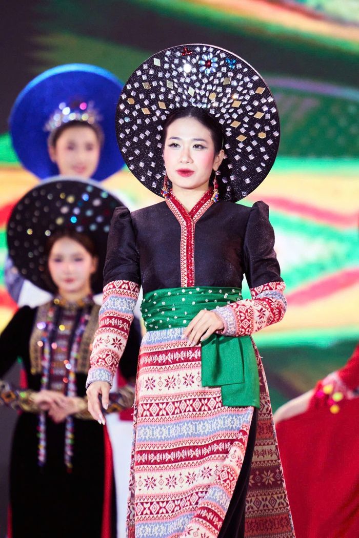 Người đẹp Hà Phương tự tin trên các sàn diễn.