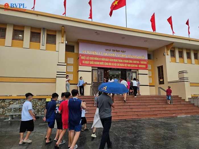 Dòng người vào tham quan Nhà trưng bày Vĩ tuyến 17 và khât vọng thống nhất.