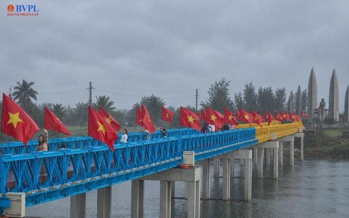 Cầu Hiền Lương rực rỡ sắc màu trong những ngày Tết độc lập.