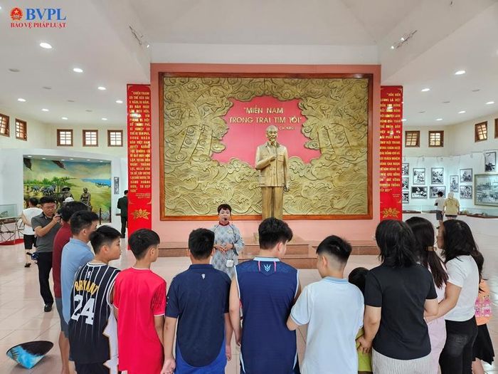 Nhiều cháu nhỏ nghiêm túc lắng nghe hướng dẫn viên thuyết minh về những ngày chiến đấu anh dũng của cha ông ở Vĩ tuyến 17.