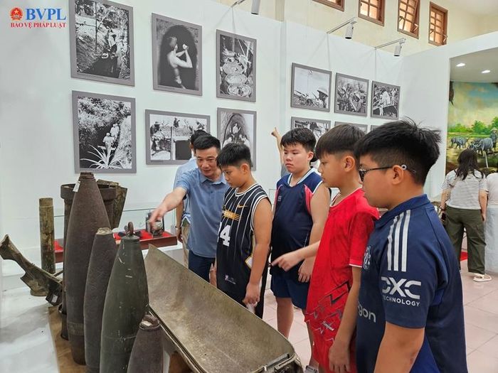 Người lớn đi theo đoàn thuyết minh cho các cháu nhỏ như "hướng dẫn viên".