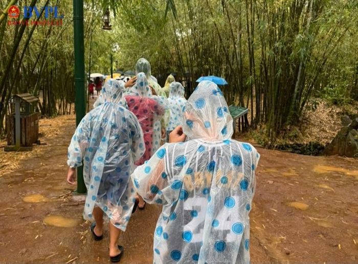 Dòng người mặc áo mưa vào tham quan địa đạo Vịnh Mốc.