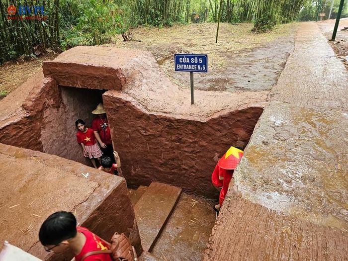 Rất nhiều cháu nhỏ được bố mẹ đưa vào tận nơi tham quan địa đạo.