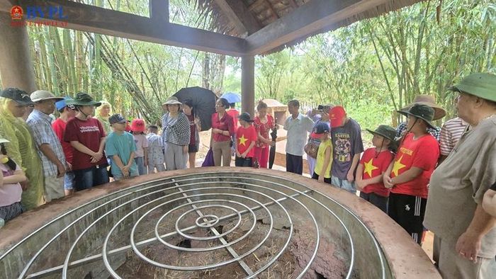 Các đoàn du khách tham quan lỗ thông gió ở địa đạo Vịnh Mốc.