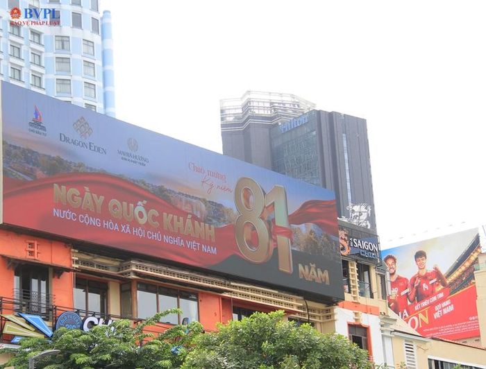 Các tuyến đường trung tâm như Đồng Khởi, Lê Lợi, Nguyễn Huệ, Lê Duẩn..., sắc đỏ của cờ Đảng, cờ Tổ quốc hòa cùng sắc vàng của các cụm hoa, pano, áp phích.