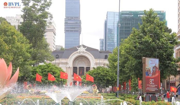 Trước Nhà hát TP Hồ Chí Minh, pano, áp phích tạo nên không gian trang trọng nhưng không kém phần rực rỡ.