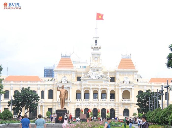 Trụ sở UBND TP Hồ Chí Minh rực rỡ cờ hoa chào mừng Quốc khánh 2/9.