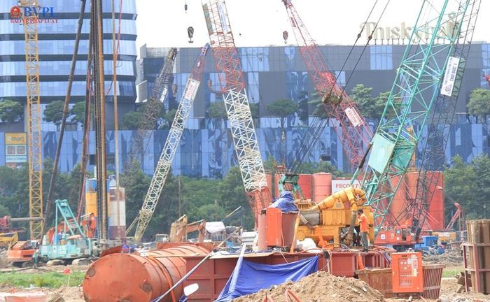 Tiếng máy ép cọc, cần cẩu, xe vận chuyển vật liệu cùng tiếng máy móc hạng nặng tạo nên nhịp làm việc liên tục.