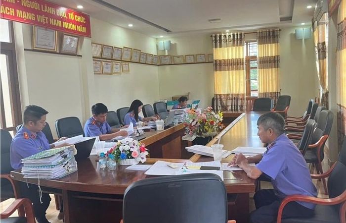  Thành viên Đoàn kiểm sát trực tiếp kiểm tra hồ sơ.