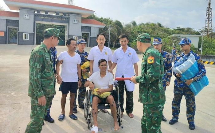 Sau quá trình chăm sóc tại đảo Trường Sa, ngày 1/9, tàu Trường Sa 18 tiếp nhận 32 ngư dân để đưa về đất liền. Ảnh: BĐBP.