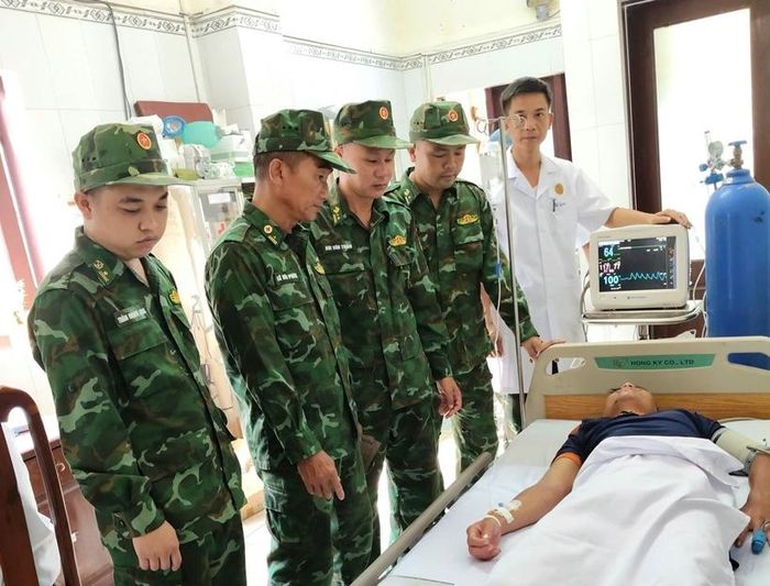 Ngư dân gặp nạn được thăm khám, chăm sóc tại Bệnh xá đảo Trường Sa. Ảnh: BĐBP.