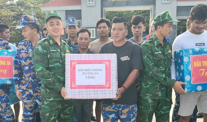 Ngư dân gặp nạn được Bộ đội Biên phòng Trường Sa tặng nhu yếu phẩm khi trở về đất liền. Ảnh: BĐBP.