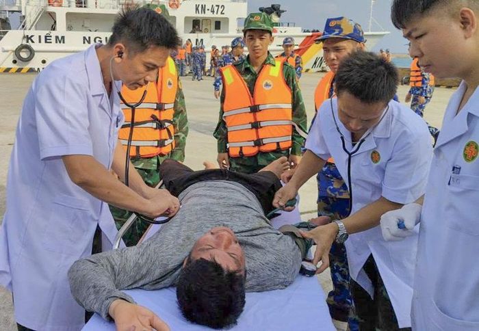 Ngư dân gặp nạn được thăm khám ngay khi được đưa về đảo Trường Sa. Ảnh: BĐBP.
