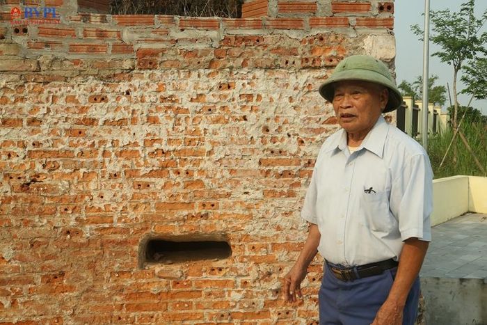  Ông Phạm Ngọc Chương, nguyên Phó Trung đội trưởng Trung đội Dân quân Kim Đài giới thiệu về dấu tích trận địa Kim Đài.