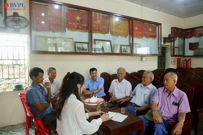  Các chiến sỹ của Trung đội năm xưa trò chuyện với phóng viên tại Nhà văn hoá Kim Đài, nơi những tấm huân, huy chương được treo trang trọng