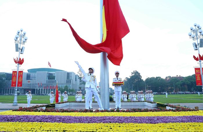 Lễ Thượng cờ trên Quảng trường Ba Đình. Ảnh: TTXVN