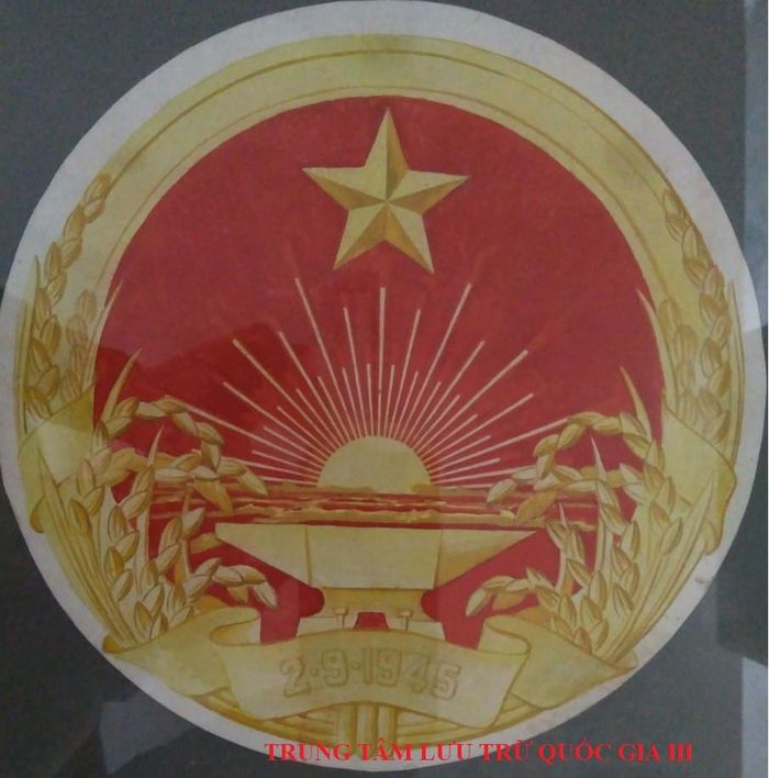 Phác thảo mẫu Quốc huy của họa sĩ Bùi Trang Chước tham gia dự thi sáng tác Quốc huy Việt Nam. Ảnh: Trung tâm Lưu trữ quốc gia III